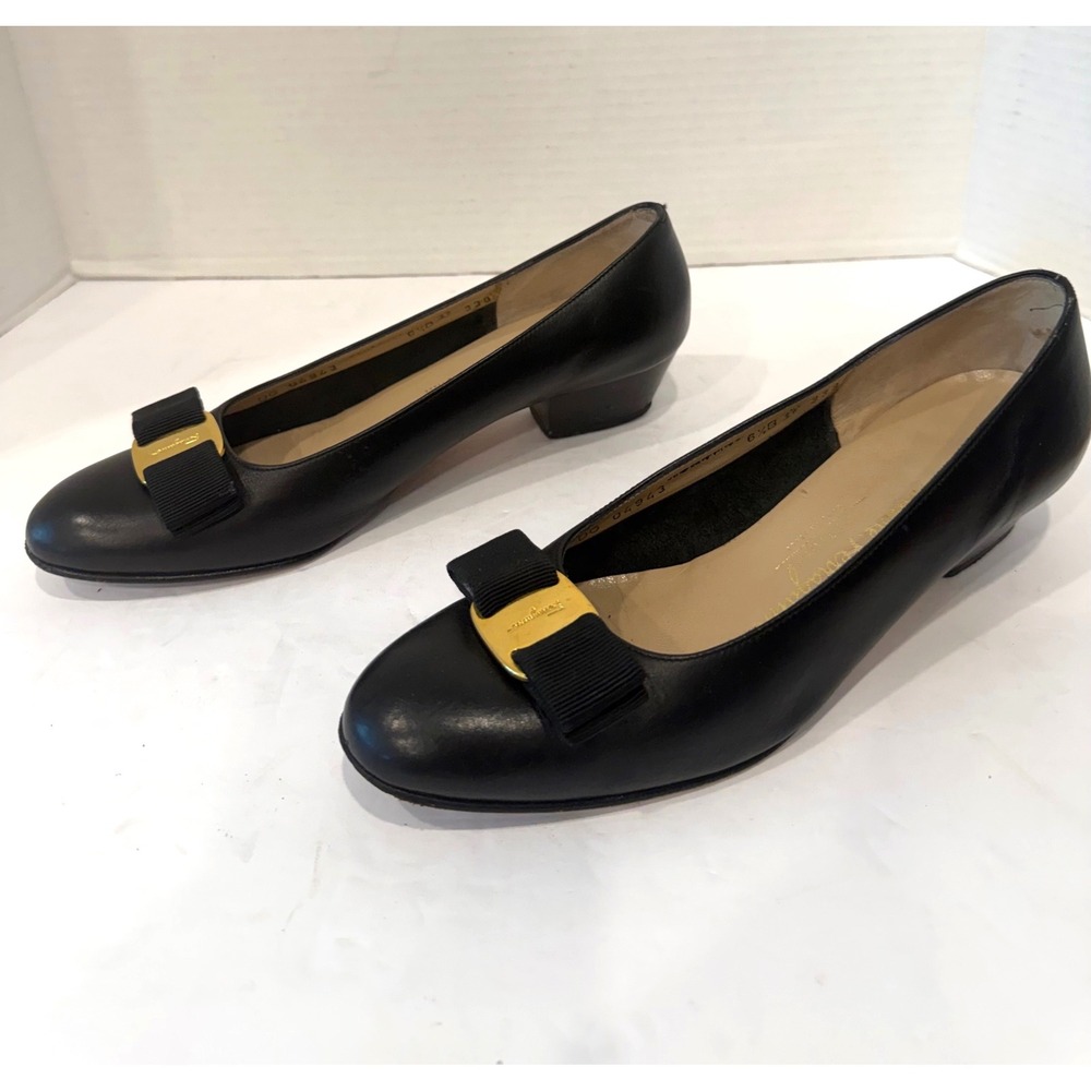 Salvatore Ferragamo Vara Black Leather Gold Bow Heel Pumps Sz 6.5B